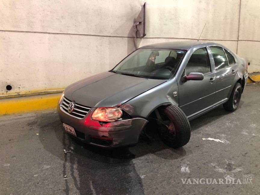 $!Se solicitó el apoyo de una grúa para remolcar la unidad hacia un corralón.