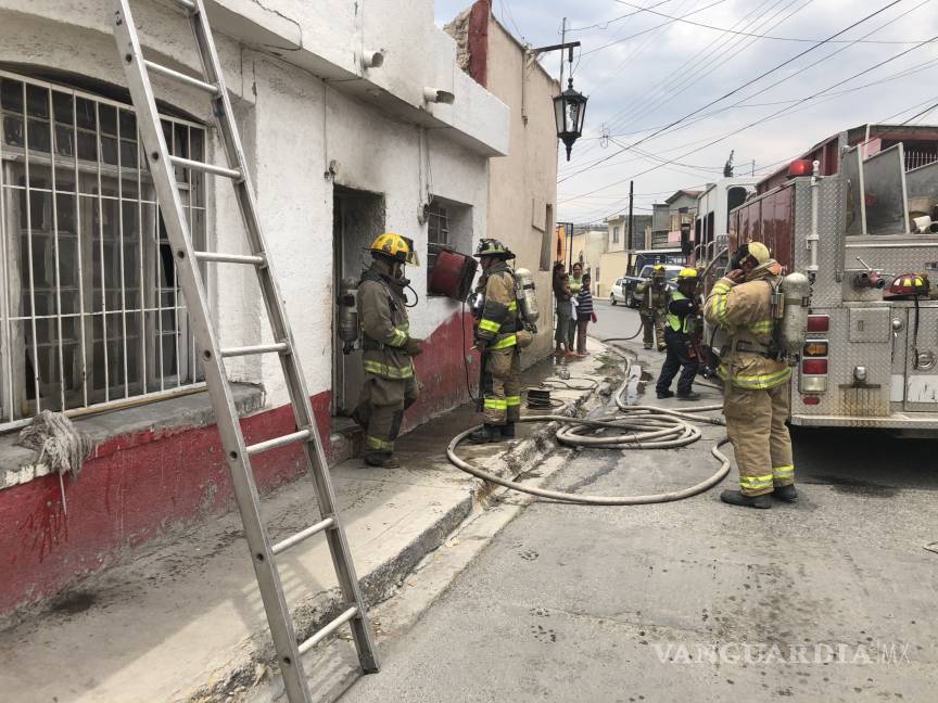 $!Madre da encendedor a sus hijos de 8, 9 y 11 años de edad; incendian su casa en Saltillo