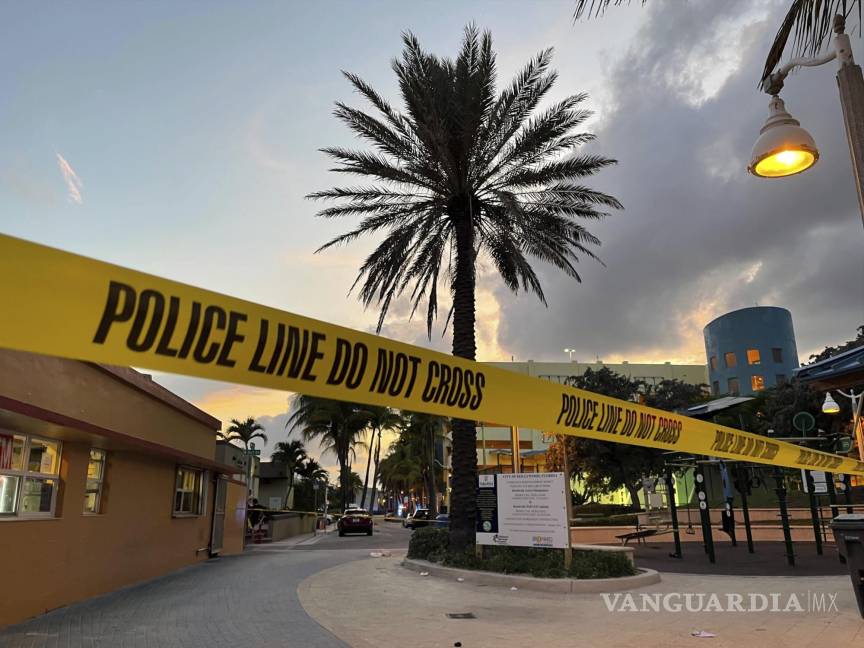 $!Un perímetro policial limita la zona donde se produjo un tiroteo cerca del paseo marítimo de Hollywood en Florida, el pasado 29 de mayo.