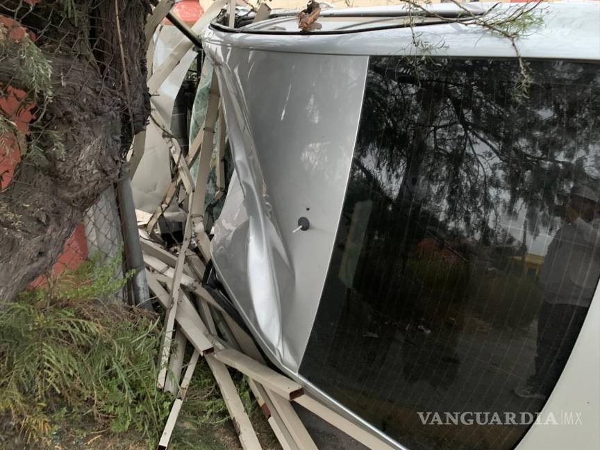 $!Oficiales de tránsito y paramédicos atendiendo al conductor, quien solo sufrió una lesión leve en el rostro.