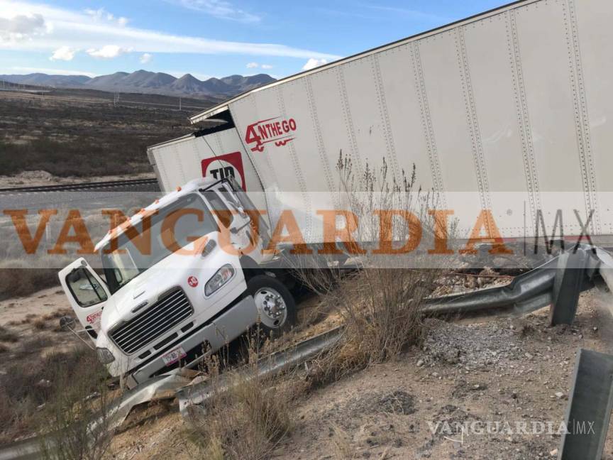 $!Registran accidente en la carretera a Zacatecas; tráiler cuelga en orilla de un paso a desnivel