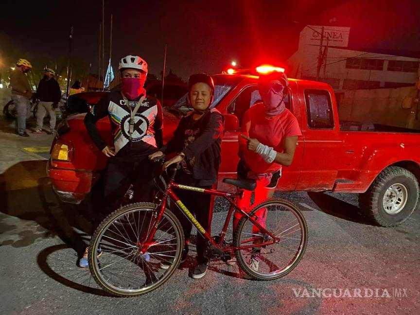 $!¿Reyes Magos en bici? Ciclistas saltillenses regalan bicicleta a niño que recibirá quimioterapia