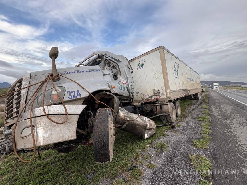 Trailero vuelca por el pavimento mojado, en Arteaga