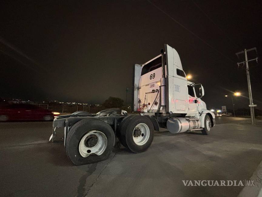 $!El tráiler sufrió daños menores en una de sus llantas, mientras que la camioneta fue declarada pérdida total.