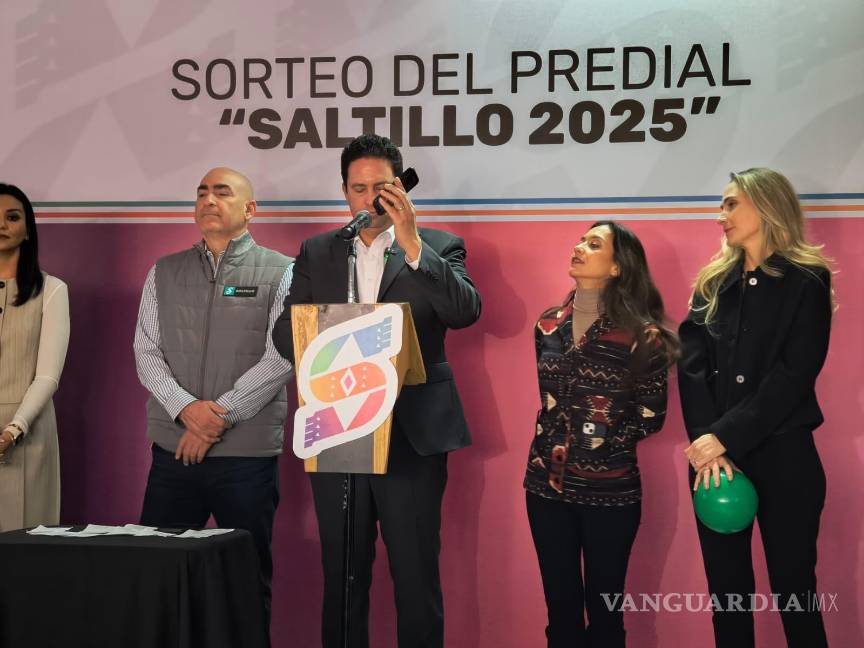 $!El alcalde Javier Díaz González realiza una llamada telefónica a uno de los ganadores del sorteo de incentivos fiscales realizado este martes en la presidencia municipal de Saltillo.