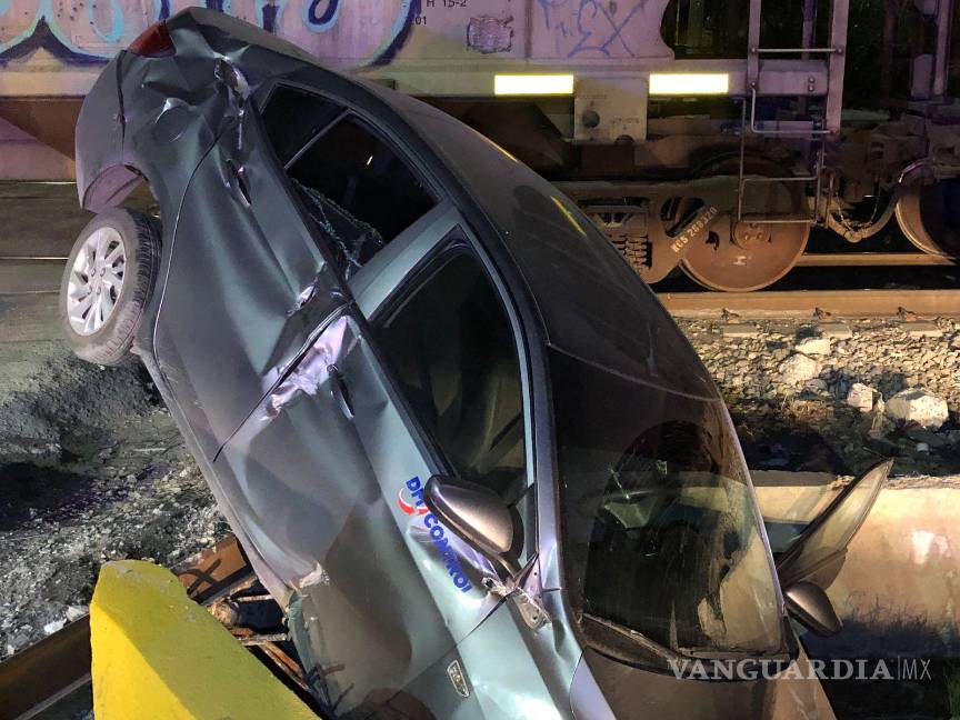 $!La locomotora impactó el costado derecho del vehículo, proyectándolo hacia la terracería a un lado de los campos de la UAdeC.