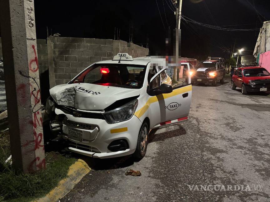 $!El taxi quedó con severos daños tras el choque ocurrido en la colonia Nueva Tlaxcala.