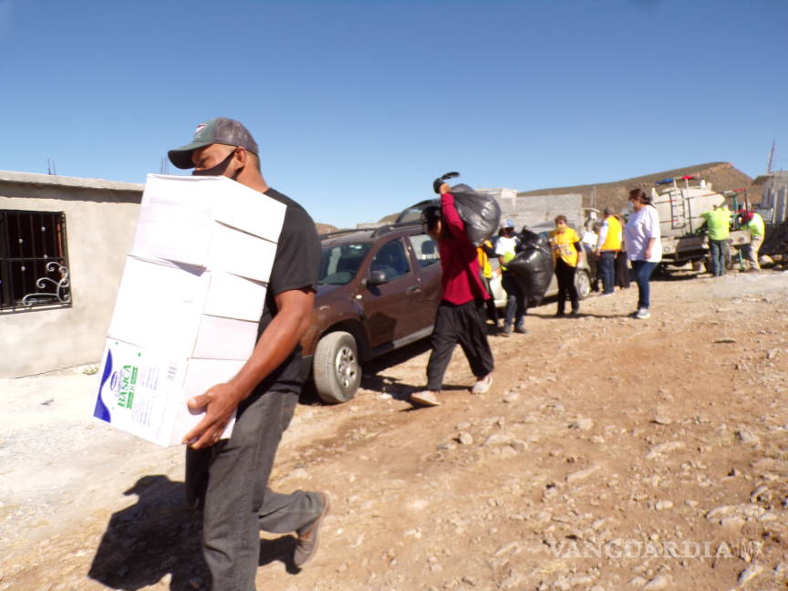 $!Clubes de Leones acuden a llevar ayuda a migrantes hacinados en refugio de madera y láminas en Saltillo