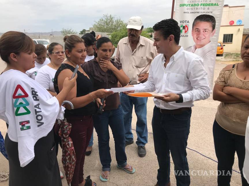 $!Migue Mery recorre calles del fraccionamiento Nogales, en busca del voto