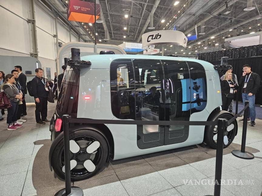 $!Un robotaxi autónomo construido por la empresa de conducción autónoma de Amazon, Zoox, se exhibe en el CES 2024 en Las Vegas, Nevada.