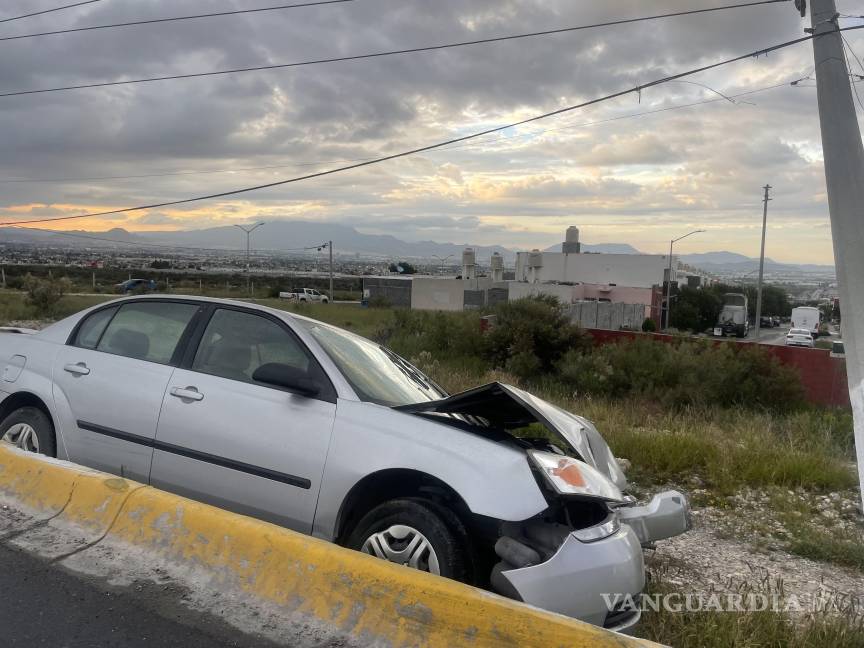Conductor se impacta contra poste de concreto y abandona su auto, en Saltillo