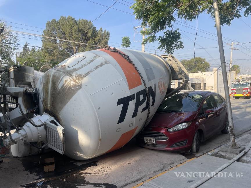 Vuelca revolvedora y aplasta vehículo en Saltillo