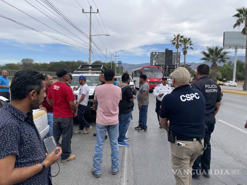 Policías de Saltillo detienen a taxista ante denuncia de robo falsa
