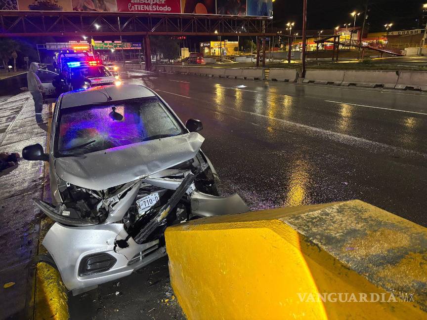 $!Elementos de Tránsito Municipal abanderaron la zona del accidente en Fundadores.
