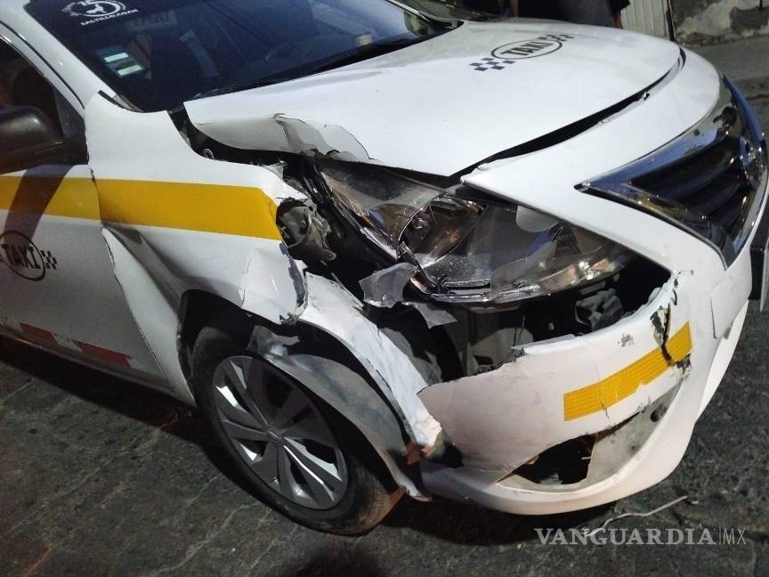 $!La Policía Preventiva aseguró a tres sujetos tras una persecución que terminó con un choque en la colonia Pueblo Insurgente.