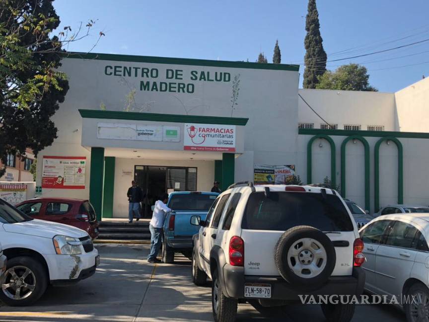 Bebé encerrado en auto desata movilización en Saltillo