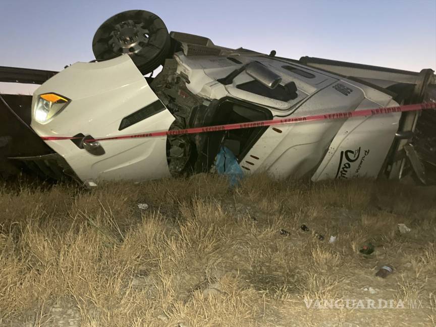 Muere trailero al volcarse sobre la Carretera Federal 57