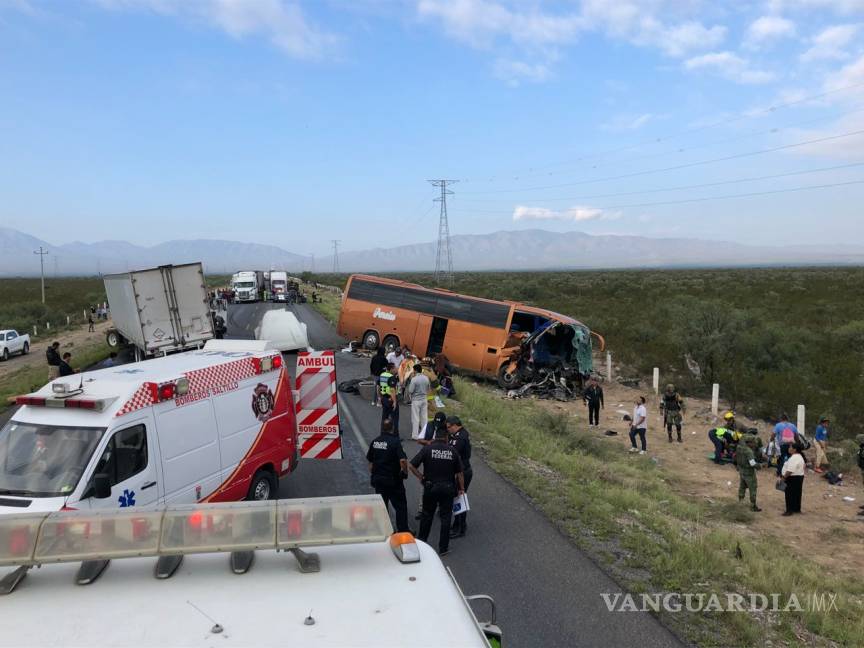 $!Quince peregrinos accidentados en carretera de Saltillo, 4 siguen graves y muere chofer