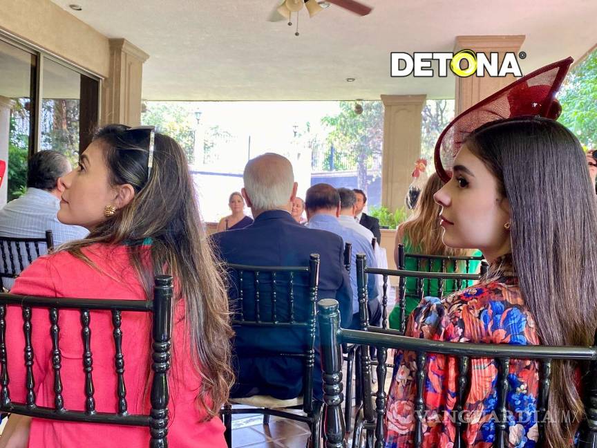 $!Por su parecido, de seguro son madre e hija, siguiendo atentas y respetuosas el evento del viernes 16. Me encantaron.