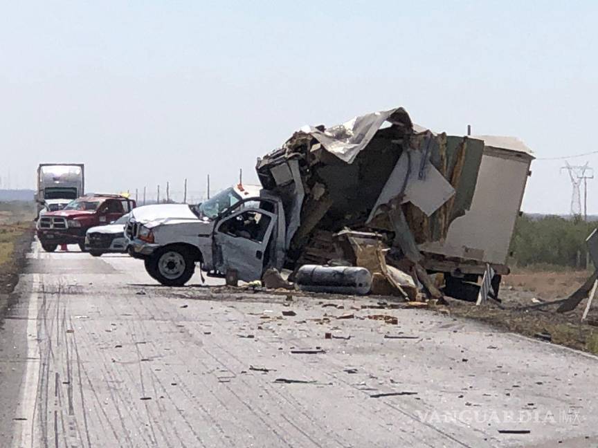$!A pesar de que el camión de carga quedó destrozado, su conductor no resintió lesiones graves.