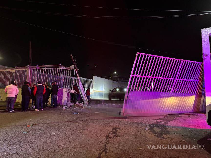 $!El fuerte impacto derribó parte del barandal de una tienda de carnes, generando alarma entre vecinos y comerciantes de la zona.