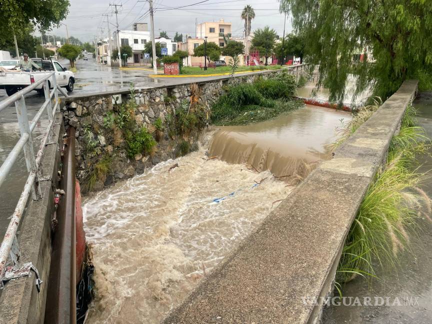 $!El cruce de Los Pastores y Paseo de la Reforma reportó niveles de agua de hasta medio metro, lo que dejó sin paso varios accesos vecinales.