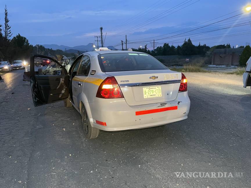 Conductor ebrio provoca choque y vuelca frente a la UAAAN, en Saltillo