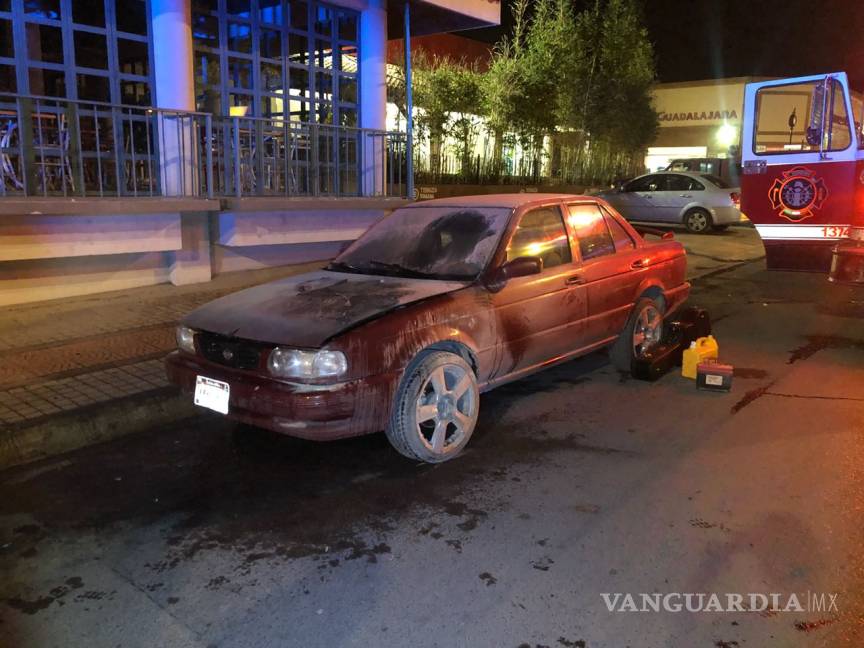 $!Corto circuito causa incendio de vehículo en Zona Centro de Saltillo