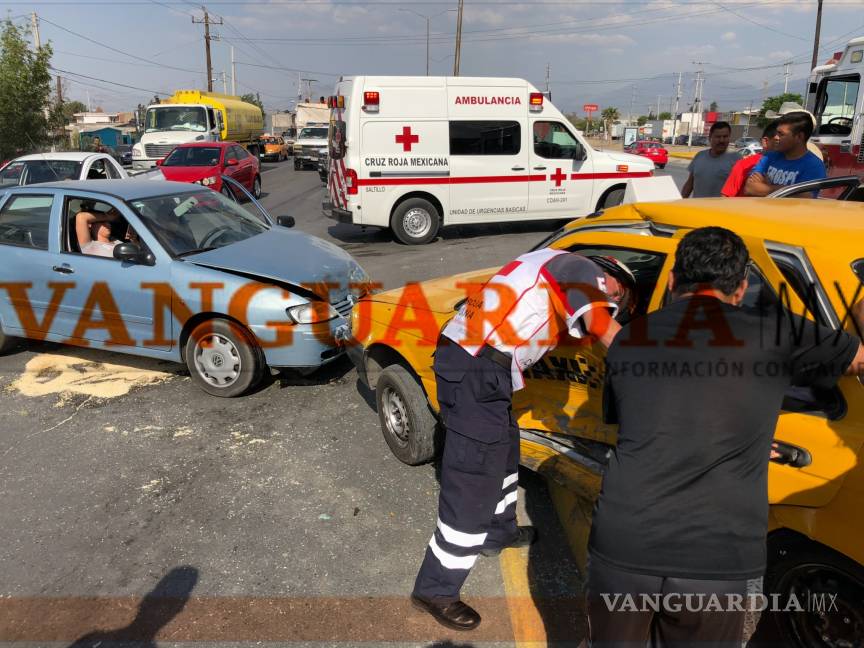 $!Mujer queda atrapada en taxi tras ser impactada por auto que no respetó luz roja del semáforo