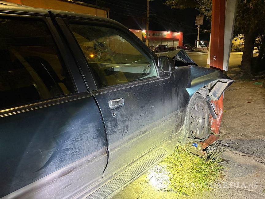 $!El vehículo Mercury terminó con severos daños frontales tras el choque.