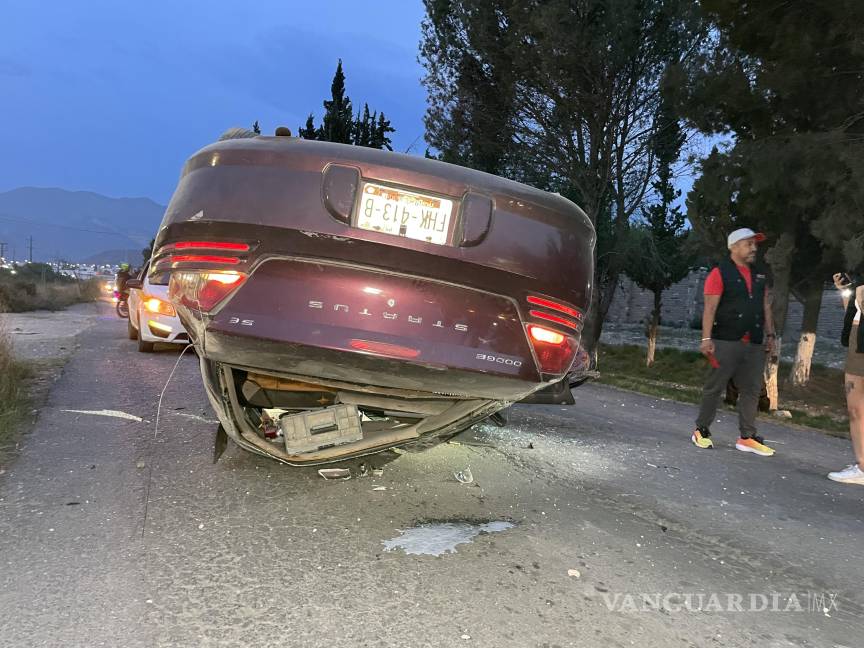 Conductor ebrio provoca choque y vuelca frente a la UAAAN, en Saltillo