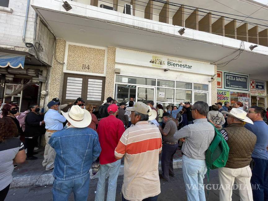 ¡Sólo hay una caja! Registran kilométricas filas en entrega de apoyos Bienestar