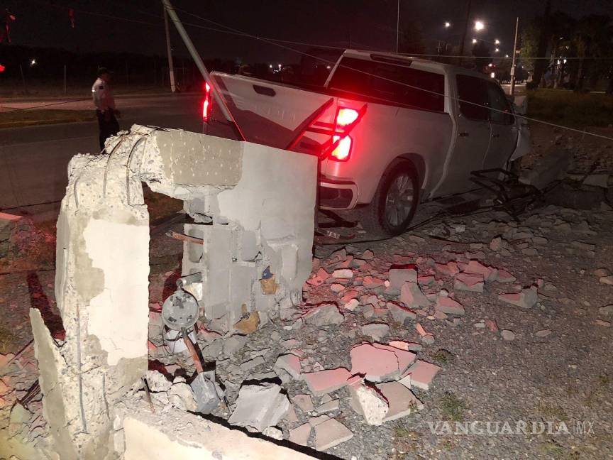 $!La camioneta destrozó un poste de concreto.