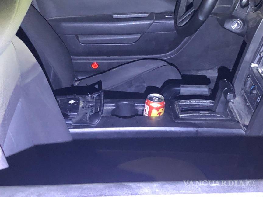 $!Dentro del auto se encontraron bebidas embriagantes.