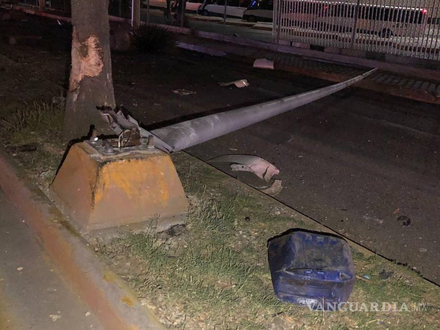 $!El saldo del accidente fue la pérdida de dos luminarias, una planta y parte de la estructura del puente peatonal.