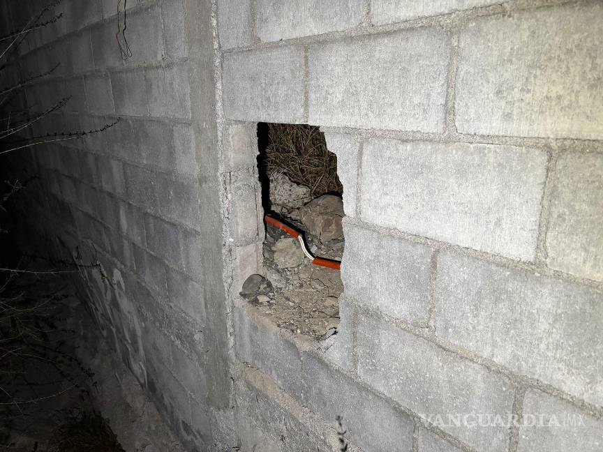 $!El muro dañado, por donde el sujeto ingresó al taller, presentaba un boquete provocado con un mazo.