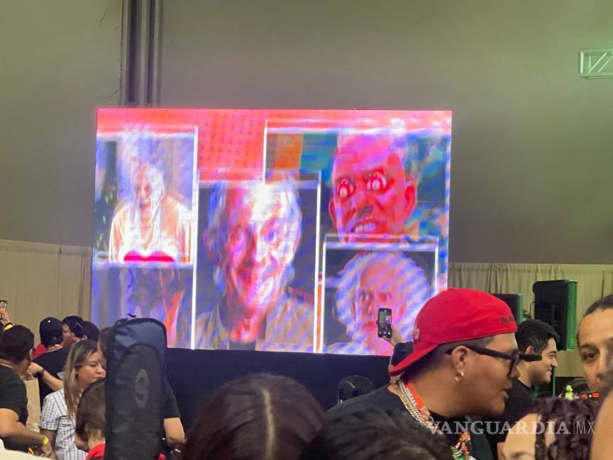 Enloquece el ‘Doc Brown’ a los fanáticos de ‘Volver al Futuro’, en Monterrey