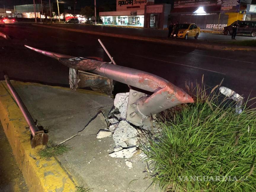 $!El conductor perdió el control del volante y volcó su vehículo tras impactarse contra el camellón.