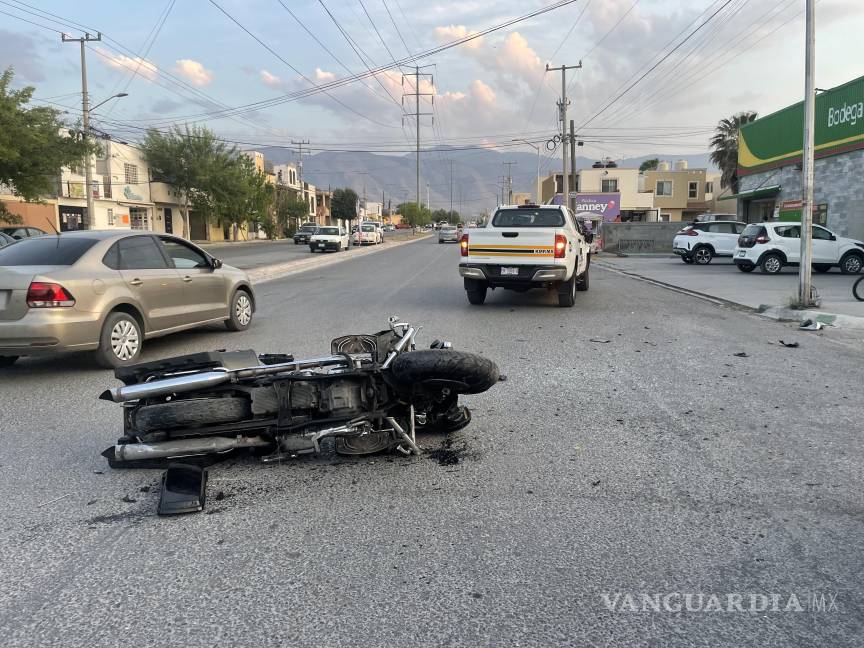 Conductora se retorna y tira a un motociclista, en Saltillo