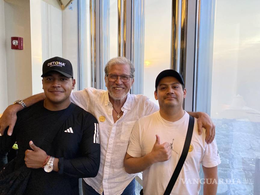 $!Grupo DETONA anda en la Torre Burj Khalifa, de Dubai, con el Capitán Emerson Cañedo y el Teniente Said Ríos, de la Fuerza Aérea Mexicana. Aquí esperando a Fernández Noroña.