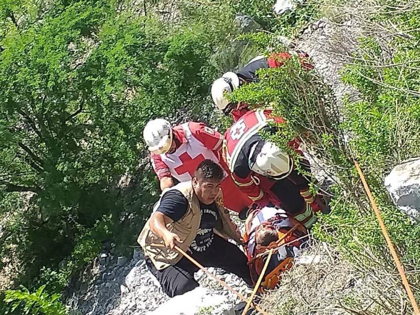 $!El hombre, de 48 años y originario de la Ciudad de México, dijo a los rescatistas que perdió visibilidad al circular por “La Muralla”.