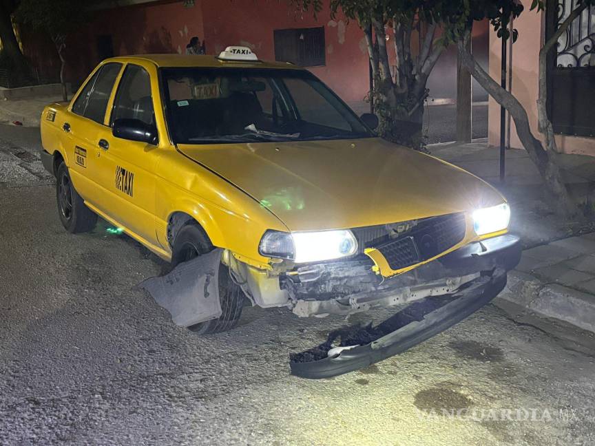 $!La motocicleta del responsable y el taxi involucrado fueron asegurados por las autoridades y llevados a un corralón.