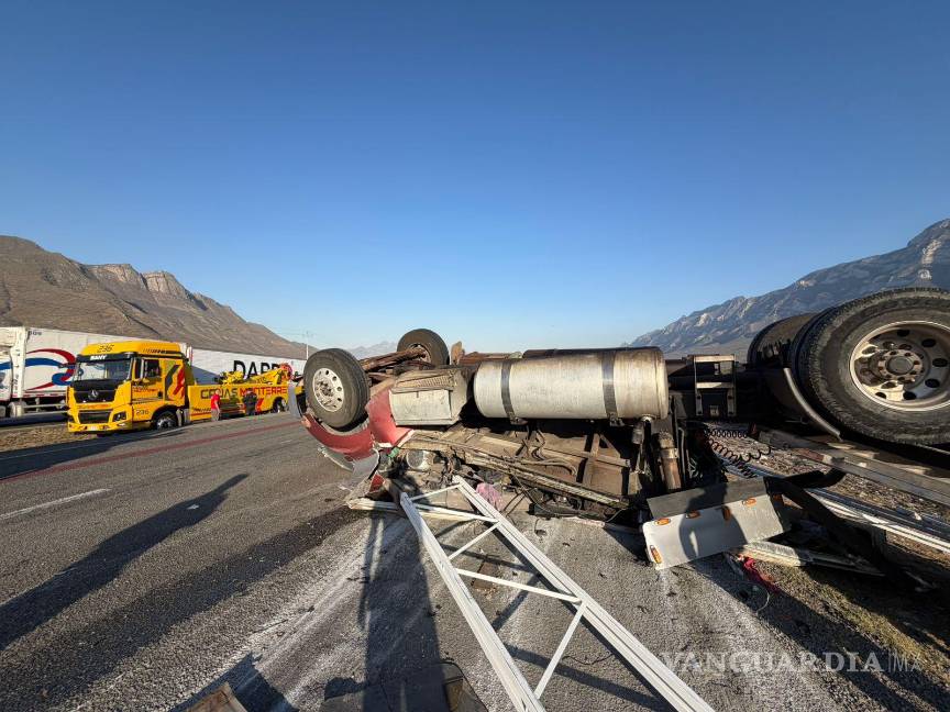 Trailero sale ileso de volcadura de su unidad en la carretera Saltillo-Monterrey