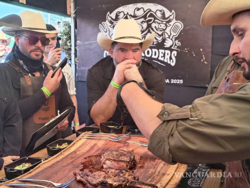 $!El chef Antonio Garza calificando a Cochibroders.