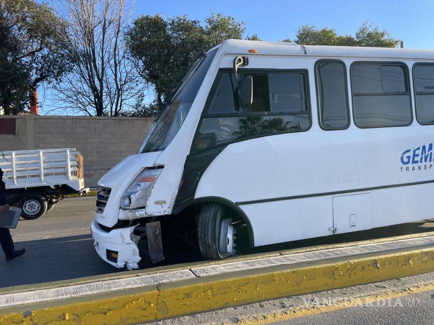 Transporte de personal choca contra camellón y casi vuelca en periférico LEA en Saltillo