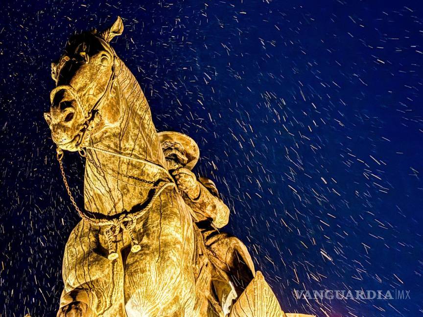 $!El fenómeno invernal dejó un escenario blanco en Saltillo, donde algunos aprovecharon para jugar con la aguanieve.