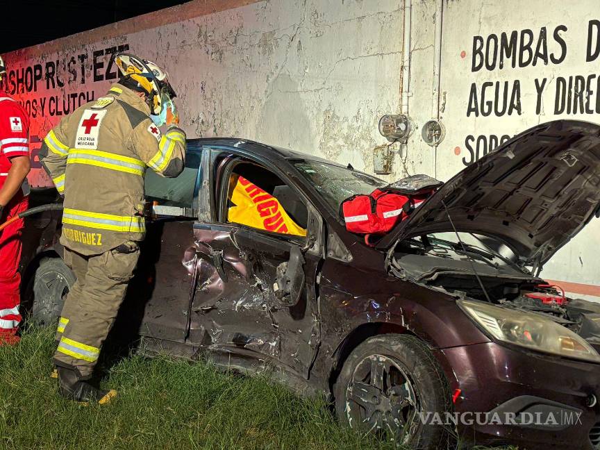 $!El Ford Fusion terminó impactado contra una barda y subido a la banqueta.