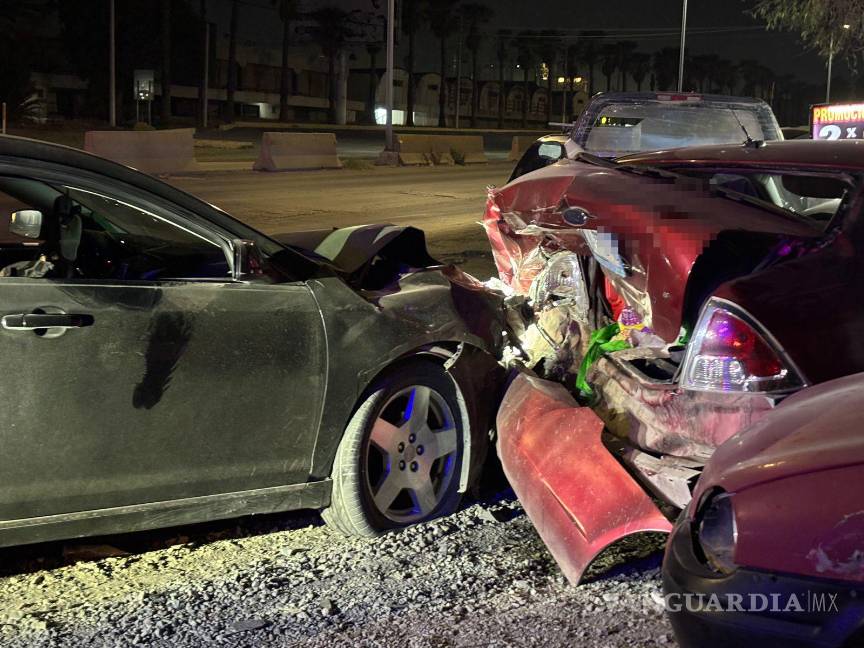 $!El vehículo responsable terminó con el frente destrozado tras impactarse contra un auto estacionado.
