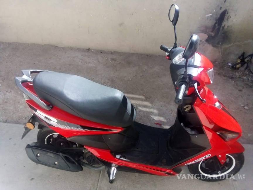 $!La motocicleta roja, que fue robada en la colonia Oceanía, aparece en el video captado por cámaras de seguridad.