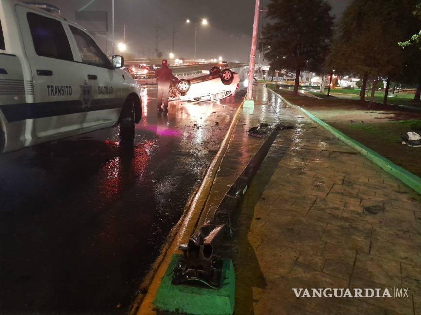 $!Imprudentes conductores derribaron árboles y luminarias... culpando al pavimento mojado.